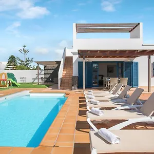 https://villa-alegranza-playa-blanca-lanzarote-35580.in-canary-islands.com